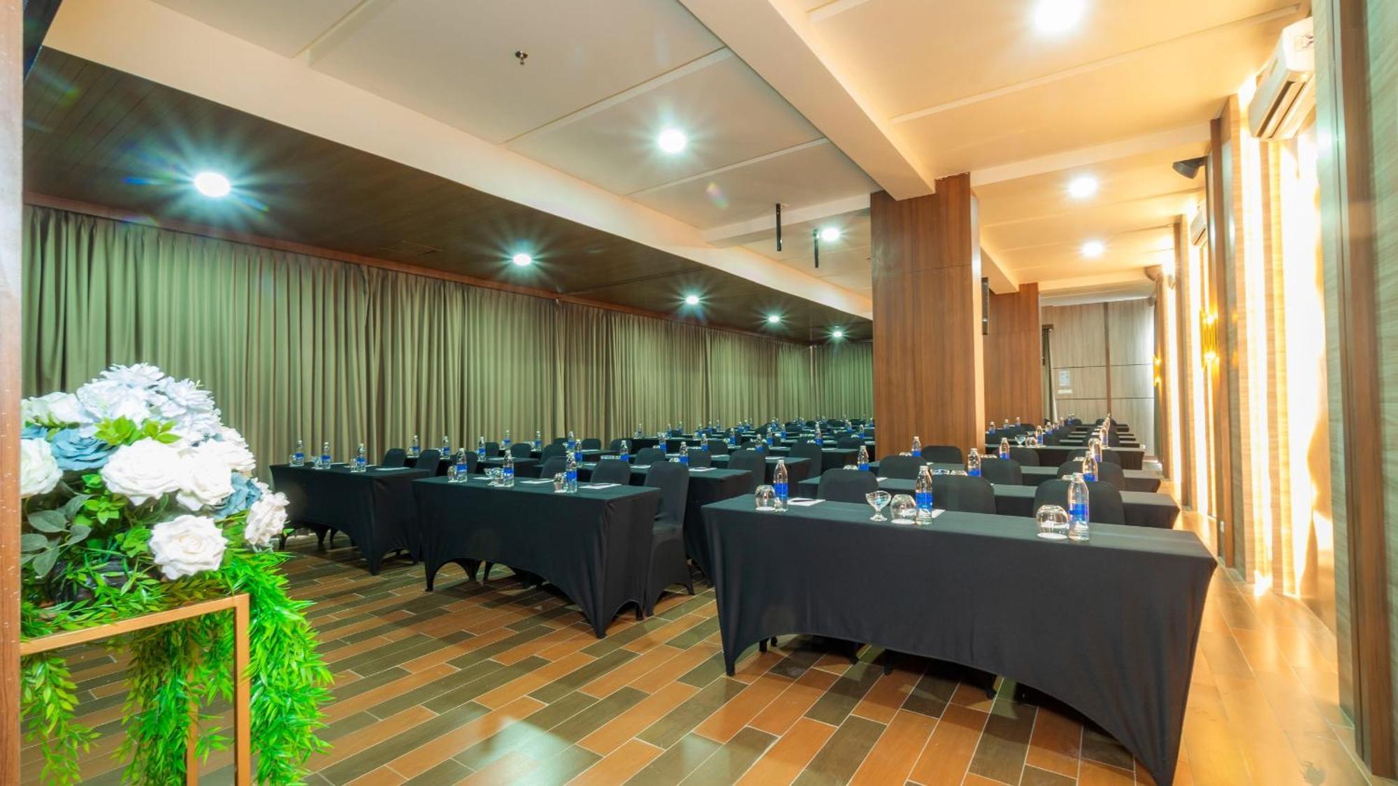 City Of Aventus Hotel - Denpasar Buitenkant foto